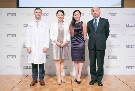 写真左から、マイケル・チョップ、斎藤真理子氏、安藤美姫さん、天ヶ瀬晴信・AIFN理事長
